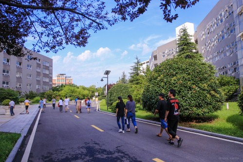 201908【今日五中迎來新主人——阜陽五中千余名新生喜領(lǐng)通知書】2000k 阜陽日報(bào) 阜陽發(fā)布 特約攝影 凡偉 18844908911 (15)_conew1.jpg