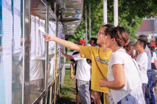 201908【今日五中迎來新主人——阜陽五中千余名新生喜領(lǐng)通知書】2000k 阜陽日報(bào) 阜陽發(fā)布 特約攝影 凡偉 18844908911 (3)_conew1.jpg