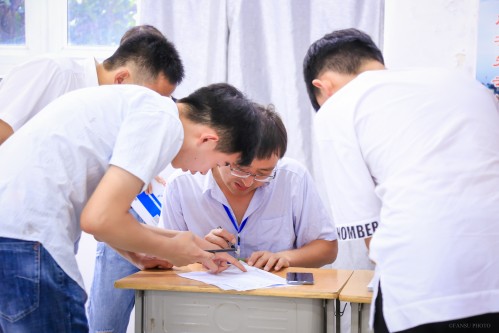 201908【今日五中迎來新主人——阜陽五中千余名新生喜領(lǐng)通知書】2000k 阜陽日報(bào) 阜陽發(fā)布 特約攝影 凡偉 18844908911 (9)_conew1.jpg