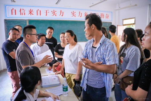 201908【今日五中迎來新主人——阜陽五中千余名新生喜領(lǐng)通知書】2000k 阜陽日報(bào) 阜陽發(fā)布 特約攝影 凡偉 18844908911 (14)_conew1.jpg