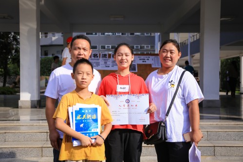 201908【今日五中迎來新主人——阜陽五中千余名新生喜領(lǐng)通知書】2000k 阜陽日報(bào) 阜陽發(fā)布 特約攝影 凡偉 18844908911 (11)_conew1.jpg