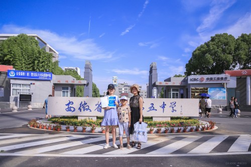 201908【今日五中迎來新主人——阜陽五中千余名新生喜領(lǐng)通知書】2000k 阜陽日報(bào) 阜陽發(fā)布 特約攝影 凡偉 18844908911 (18)_conew1.jpg