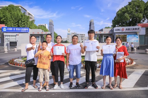 201908【今日五中迎來新主人——阜陽五中千余名新生喜領(lǐng)通知書】2000k 阜陽日報(bào) 阜陽發(fā)布 特約攝影 凡偉 18844908911 (17)_conew1.jpg