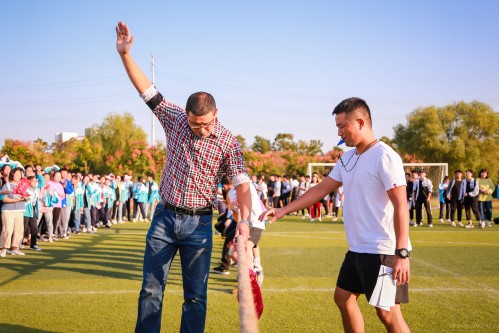 201909【手握長(zhǎng)繩氣蓋世 腳踏綠茵震長(zhǎng)空——阜陽(yáng)五中2018級(jí)高二學(xué)生舉行秋季拔河比賽】2000k 阜陽(yáng)日?qǐng)?bào) 阜陽(yáng)發(fā)布 特約攝影 凡偉 18844908911-17 (3)_conew1.jpg