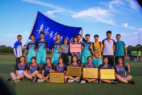 202006【捷報(bào)遲來(lái)，歡喜不減——我校學(xué)生收獲國(guó)家級(jí)榮譽(yù)】潁州晚報(bào) 阜陽(yáng)日?qǐng)?bào) 特約攝影記者 凡偉 188449089112_conew1.jpg