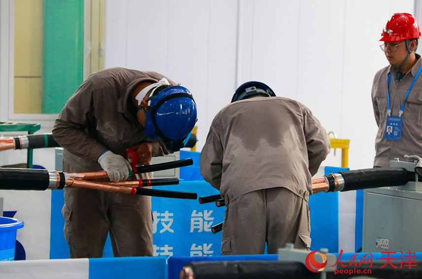 比賽中，選手們認(rèn)真比拼，汗水浸透衣裳。人民網(wǎng)記者 唐心怡攝