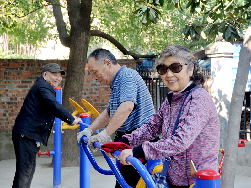 實(shí)施“快樂(lè)健身”行動(dòng)，豐富小區(qū)健身設(shè)施?；ㄉ絽^(qū)發(fā)展改革委供圖