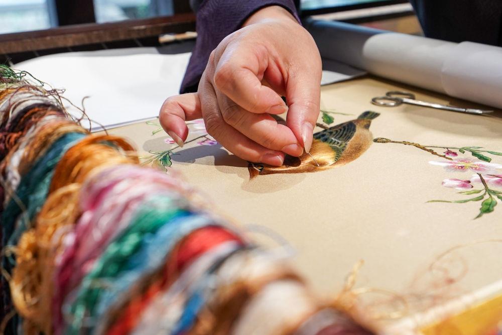 △2023年7月6日，盧建英在江蘇蘇州平江路的工作室內刺繡。