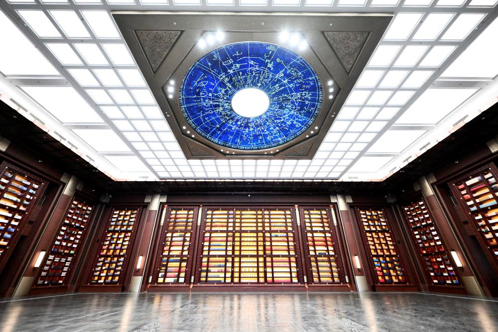 △中國國家版本館中央總館“文瀚閣”內景。星空穹頂上是一幅宋代石刻天文圖，傳遞著“文瀚閣”的寓意：中華文明如星空般浩瀚璀璨。