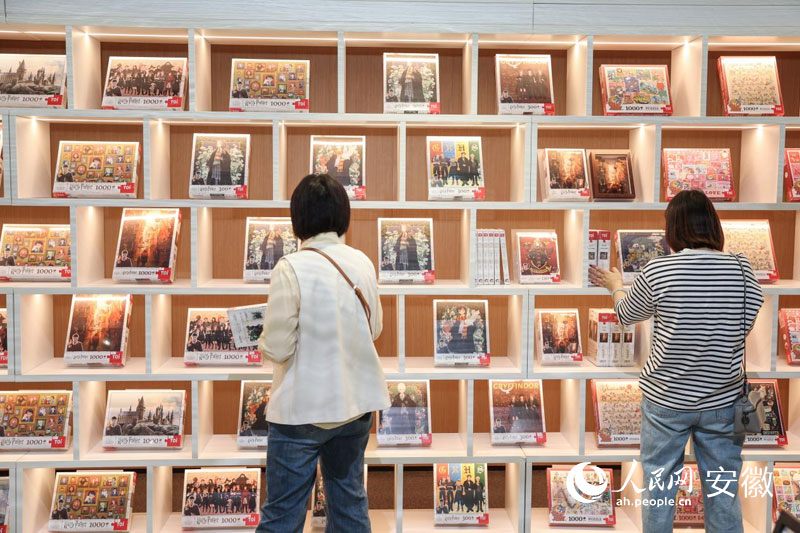 讀者在元·書局內(nèi)挑選益智玩具。人民網(wǎng)記者 張俊攝