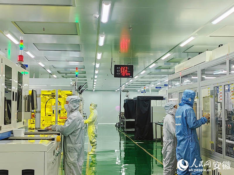安徽芯視佳半導(dǎo)體顯示科技有限公司車(chē)間正在生產(chǎn)。人民網(wǎng)記者 韓震震攝