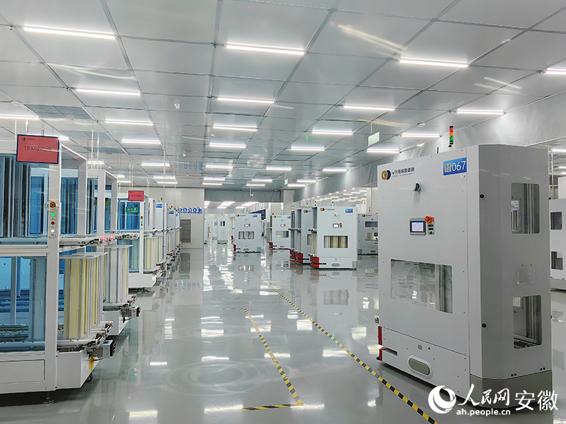 淮南市鳳臺(tái)縣，中環(huán)低碳（安徽）新能源光伏組件科技有限公司正在生產(chǎn)。人民網(wǎng)記者 韓震震攝