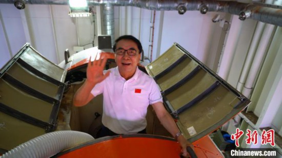 白春禮院士出艙揮手留影。中國科學(xué)院深海所/供圖