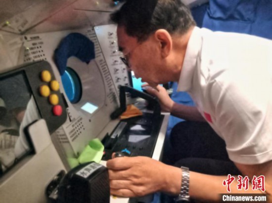 白春禮院士在載人潛水器艙內(nèi)工作。中國科學(xué)院深海所/供圖