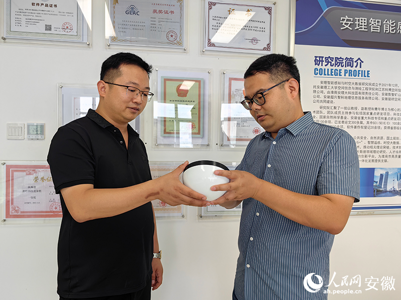 劉春陽(yáng)和陳健在溝通最新產(chǎn)品的性能情況。人民網(wǎng)記者 韓震震攝