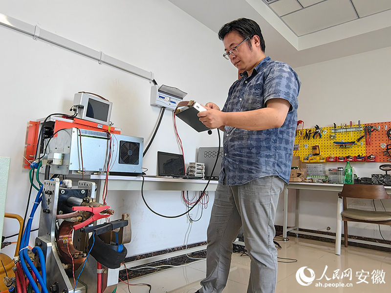 王賓正在做設(shè)備測(cè)試。人民網(wǎng)記者 韓震震攝
