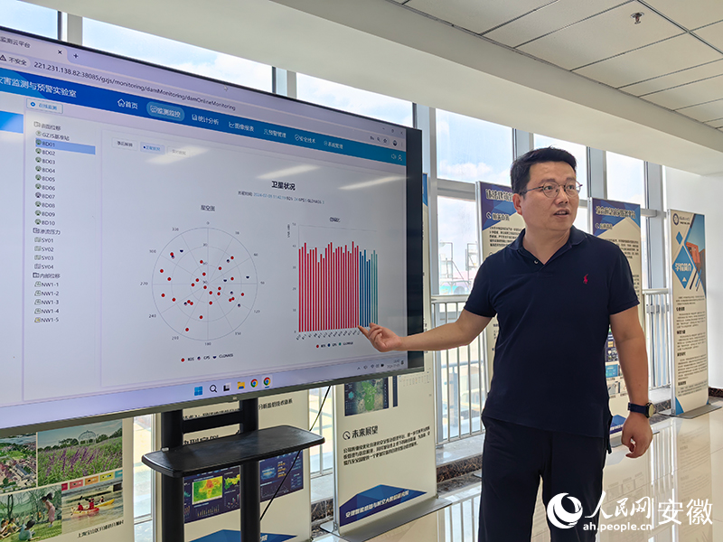 安徽超興公司負(fù)責(zé)人劉超在介紹項(xiàng)目情況。人民網(wǎng)記者 韓震震攝