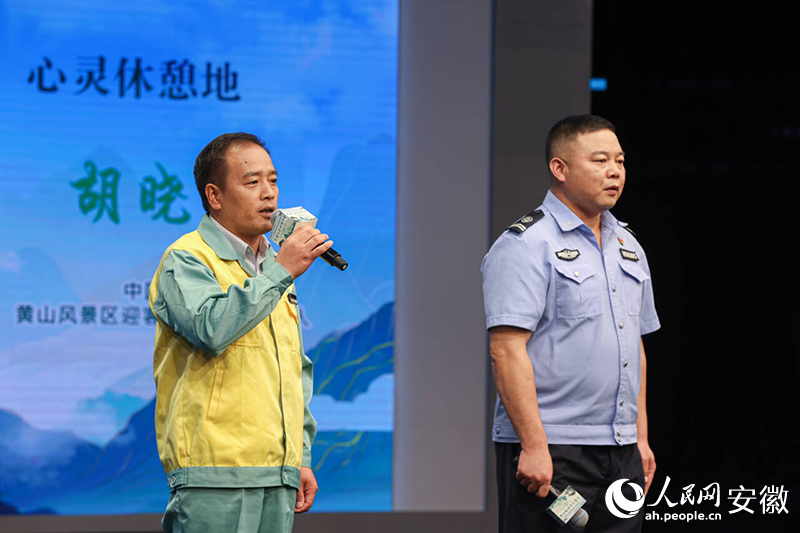 “中國(guó)好人”李培生（左）、胡曉春現(xiàn)場(chǎng)推介“大黃山”。人民網(wǎng)記者 張俊攝