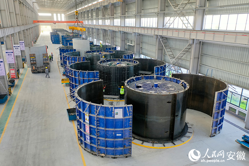 天杉能源科技公司車間內(nèi)，正在生產(chǎn)風力發(fā)電機塔筒。人民網(wǎng)記者 陳若天攝.jpg