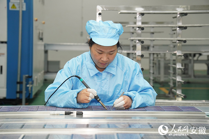 亳州宏陽能源股份有限公司車間內(nèi)，工人正在作業(yè)。人民網(wǎng)記者 陳若天攝.jpg
