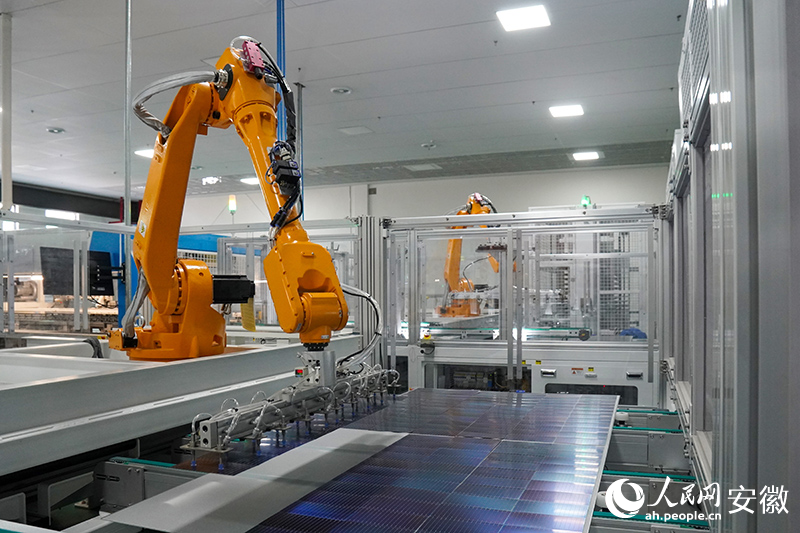 亳州宏陽能源股份有限公司車間內(nèi)，機械臂正在作業(yè)。人民網(wǎng)記者 陳若天攝.jpg