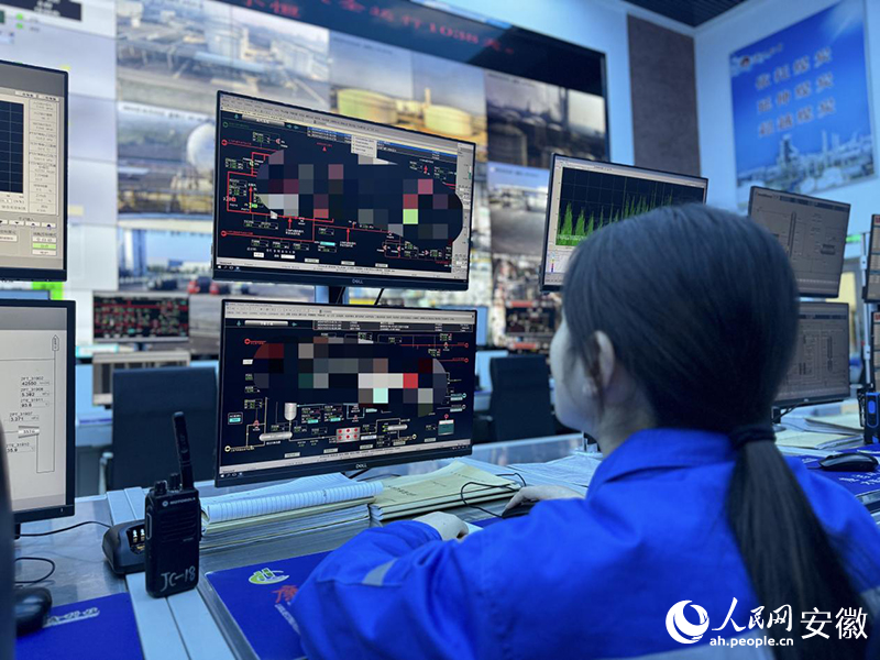 安徽碳鑫科技有限公司里，工作人員正在監(jiān)測(cè)數(shù)據(jù)。 人民網(wǎng) 呂歡歡攝
