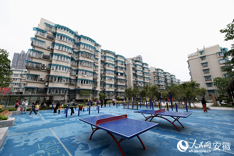 備受居民青睞的健身場地。人民網(wǎng)記者 張俊攝