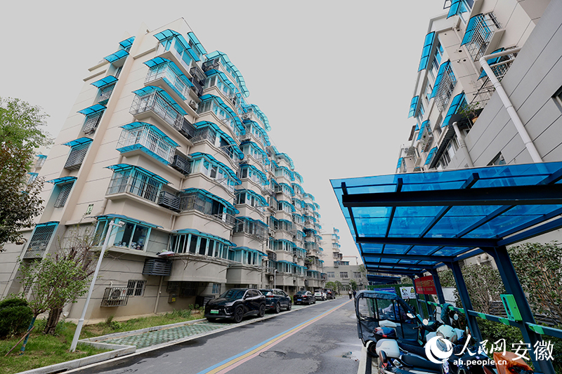 改造后，小區(qū)停車井然有序。人民網(wǎng)記者 張俊攝