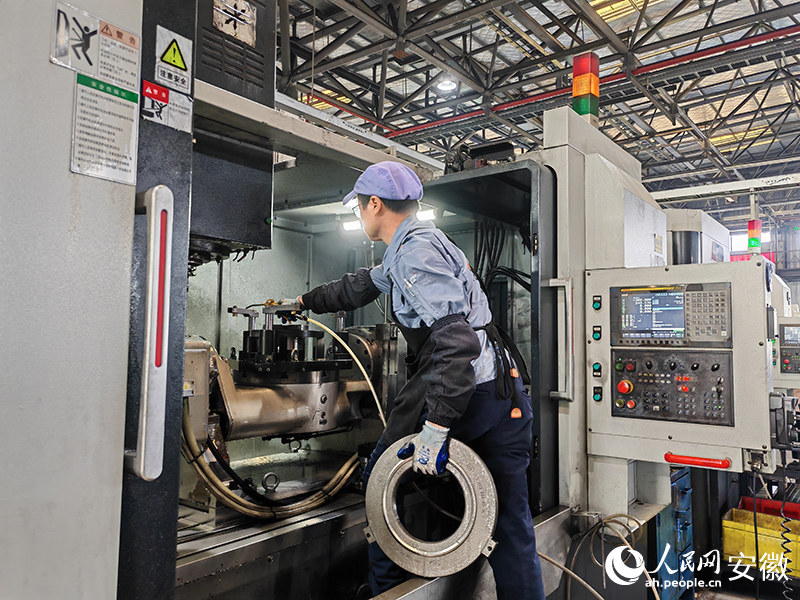 安徽海立精密廠房?jī)?nèi)，工人進(jìn)行壓盤(pán)機(jī)加工鉆孔操作。人民網(wǎng) 丁紀(jì)攝