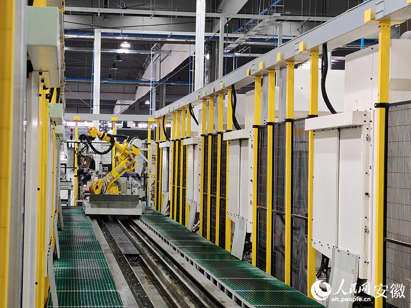 安徽鴻圖精密工廠里正在精加工操作的機(jī)械臂。人民網(wǎng) 丁紀(jì)攝