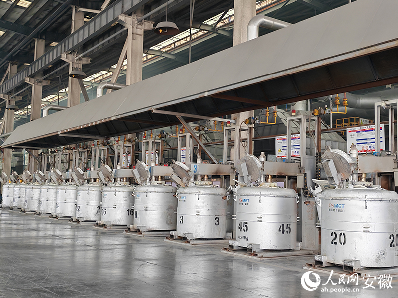 安徽帥翼馳廠房?jī)?nèi)存儲(chǔ)的鋁水。人民網(wǎng) 丁紀(jì)攝