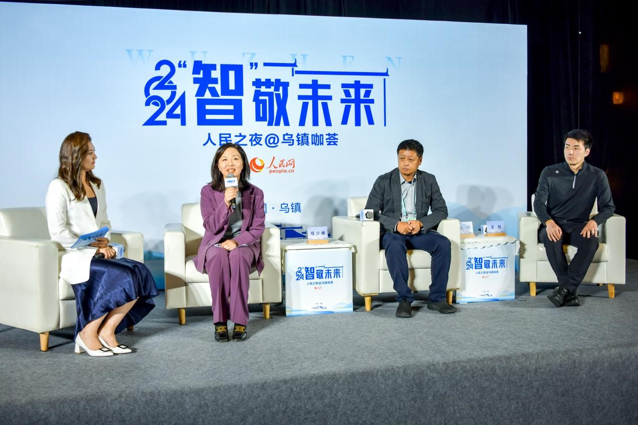 在對(duì)話環(huán)節(jié)，趣丸科技總編輯、副總裁任少峰，星云智慧機(jī)器人CEO李明，可之教育大模型創(chuàng)始人王冠討論“人工智能如何惠及大眾”。人民網(wǎng)記者 任峰濤攝