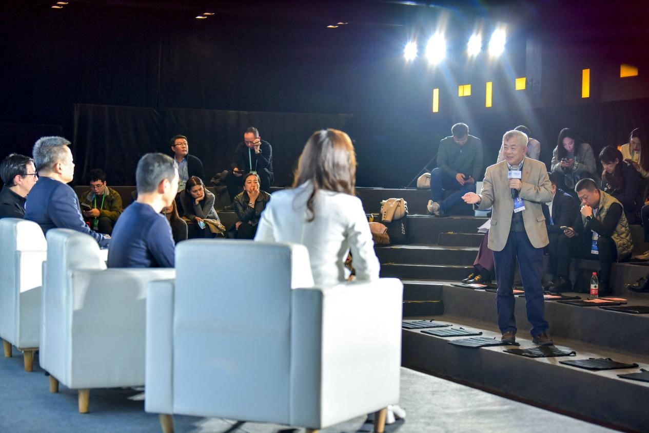 陳長(zhǎng)汶教授與對(duì)話嘉賓現(xiàn)場(chǎng)互動(dòng)。人民網(wǎng)記者 任峰濤攝