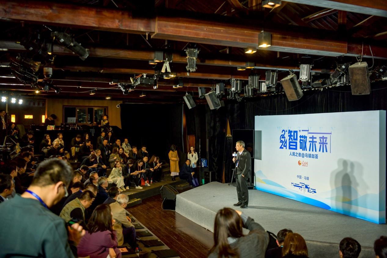 在開場(chǎng)環(huán)節(jié)，清華大學(xué)人工智能研究院常務(wù)副院長(zhǎng)、教授孫茂松發(fā)言分享。人民網(wǎng)記者 任峰濤攝