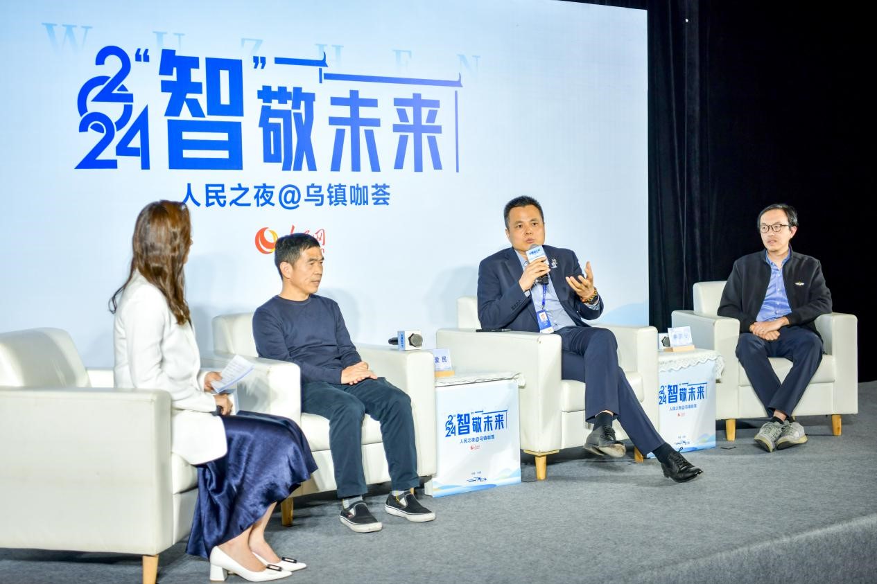 在對(duì)話環(huán)節(jié)，之江實(shí)驗(yàn)室高級(jí)研究專家潘愛民、伏羲智庫創(chuàng)始人李曉東、麒麟軟件副總經(jīng)理李震寧探討“‘百模大戰(zhàn)’將卷向何方”。人民網(wǎng)記者 任峰濤攝