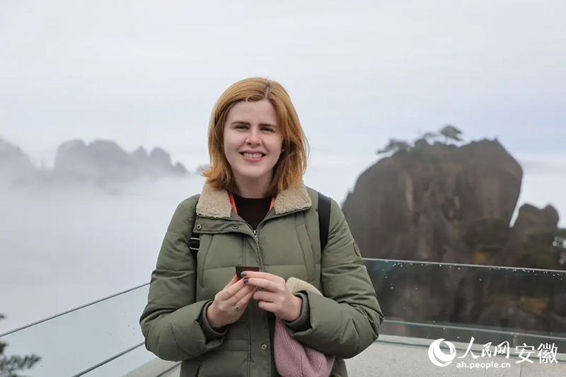 美國旅行商貝愛然與背后的云海合影。