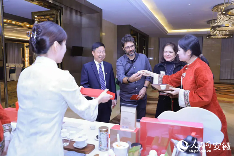 幾位旅行商品茶。人民網(wǎng)記者 王曉飛攝