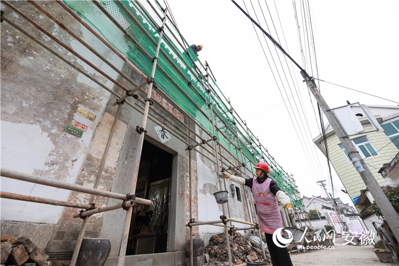 在旌德縣合錦村，傳統(tǒng)建筑修繕如火如荼。人民網(wǎng)記者 張俊攝