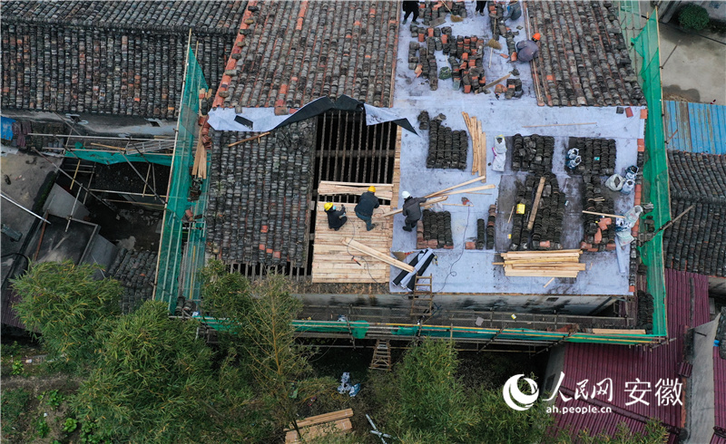 傳統(tǒng)建筑屋頂翻新。人民網(wǎng)記者 張俊攝