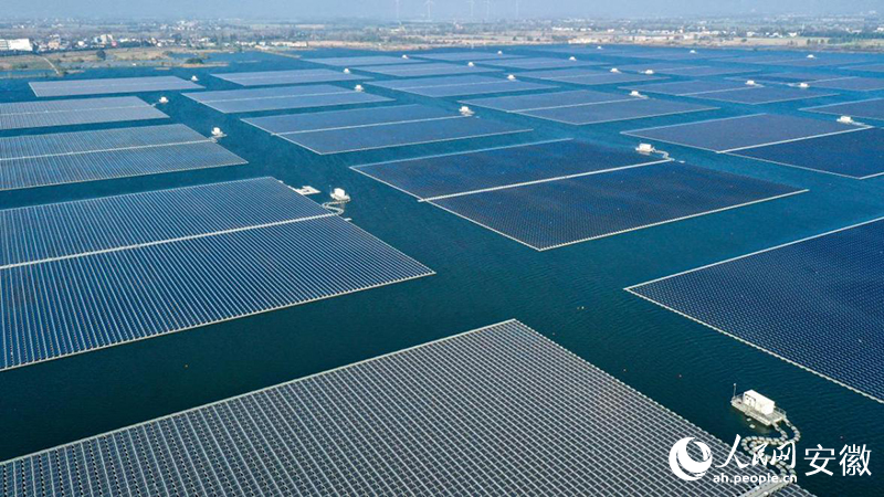俯瞰位于鳳臺的水上光伏電站。人民網(wǎng)記者 張俊攝