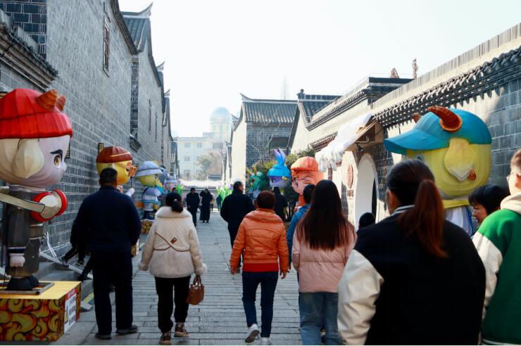 景區(qū)游人如織。 六尺巷景區(qū)供圖