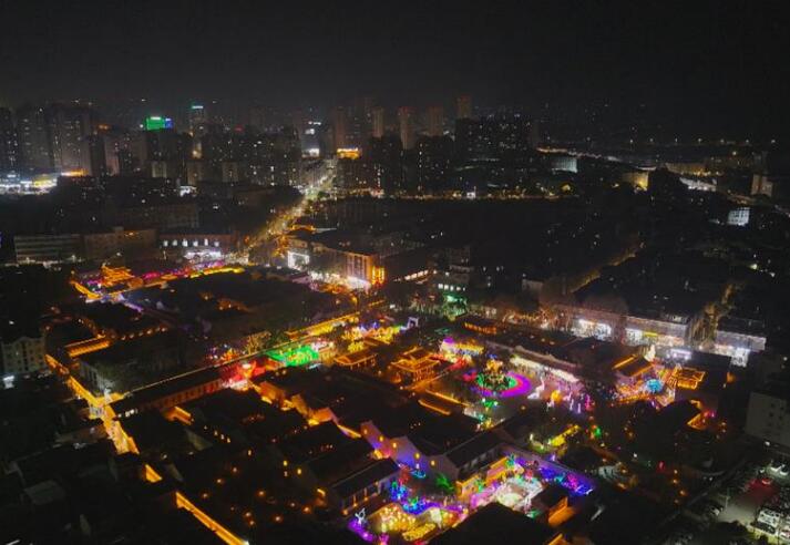 桐城六尺巷新春燈會夜景。 汪立攝