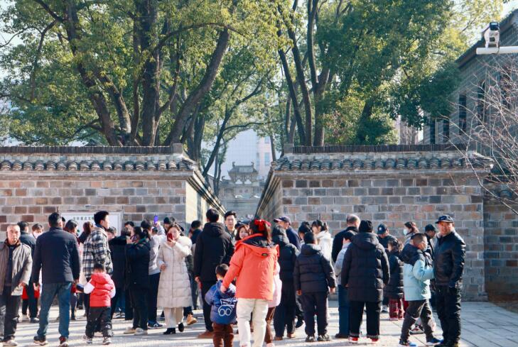 景區(qū)游人如織。 六尺巷景區(qū)供圖