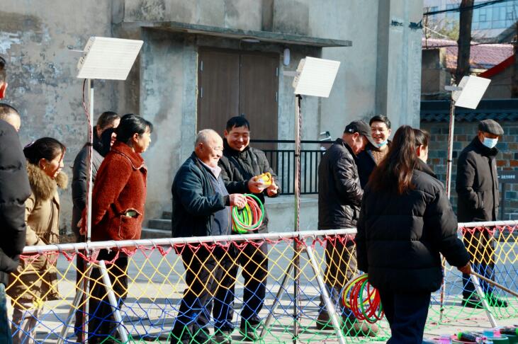 市民前來六尺巷景區(qū)游玩。 六尺巷景區(qū)供圖