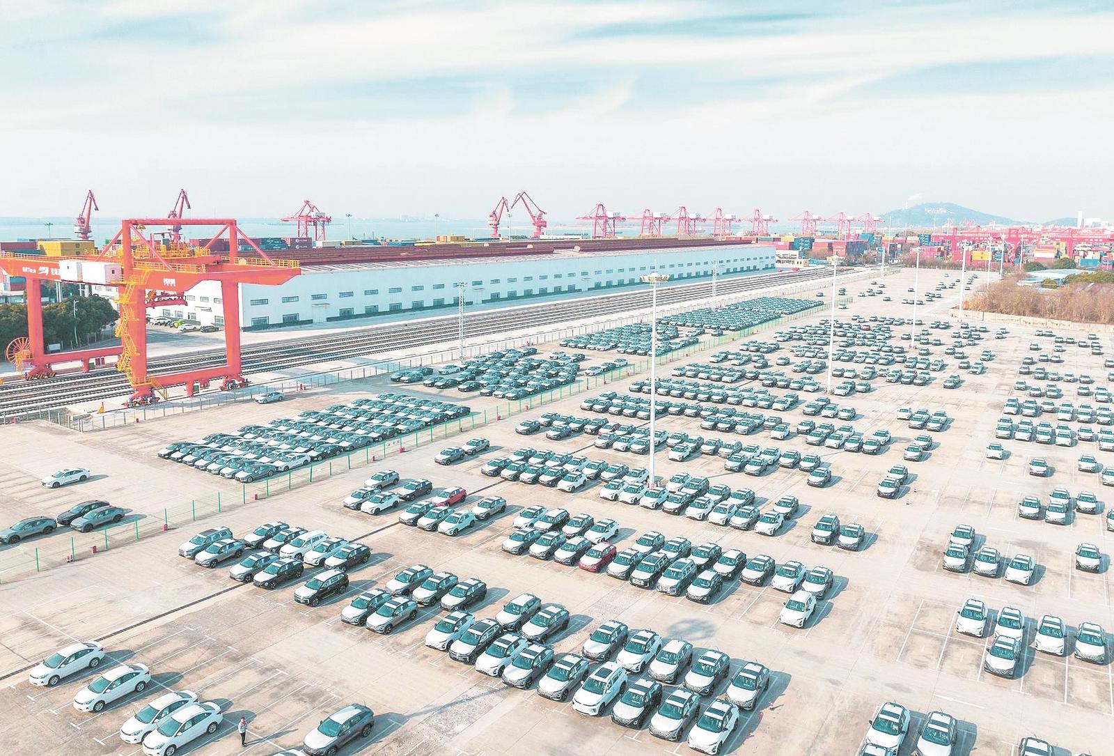 近日，蕪湖港朱家橋港區(qū)碼頭，整齊排列的奇瑞汽車等待裝船出口海外。通訊員 肖本祥 攝