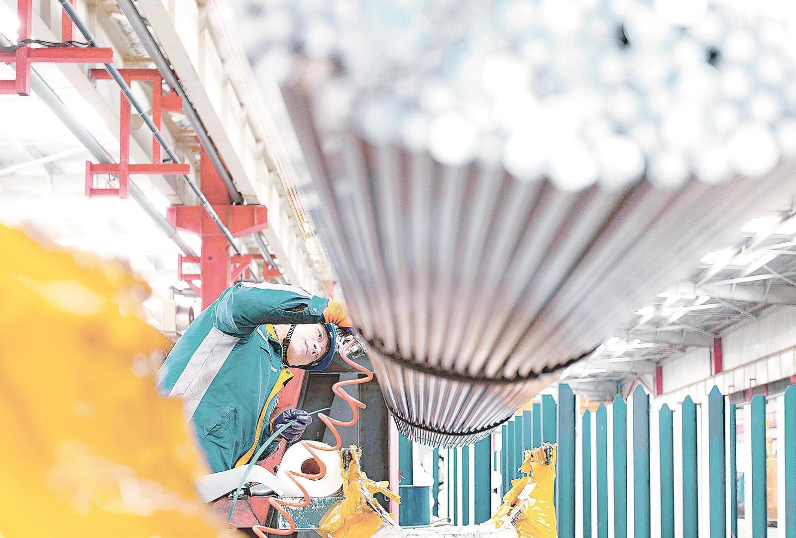 近日，安徽省“專精特新”企業(yè)馬鋼埃斯科特鋼公司生產(chǎn)線上，工人正在生產(chǎn)高端汽車彈簧用鋼產(chǎn)品。通訊員 羅繼勝 攝